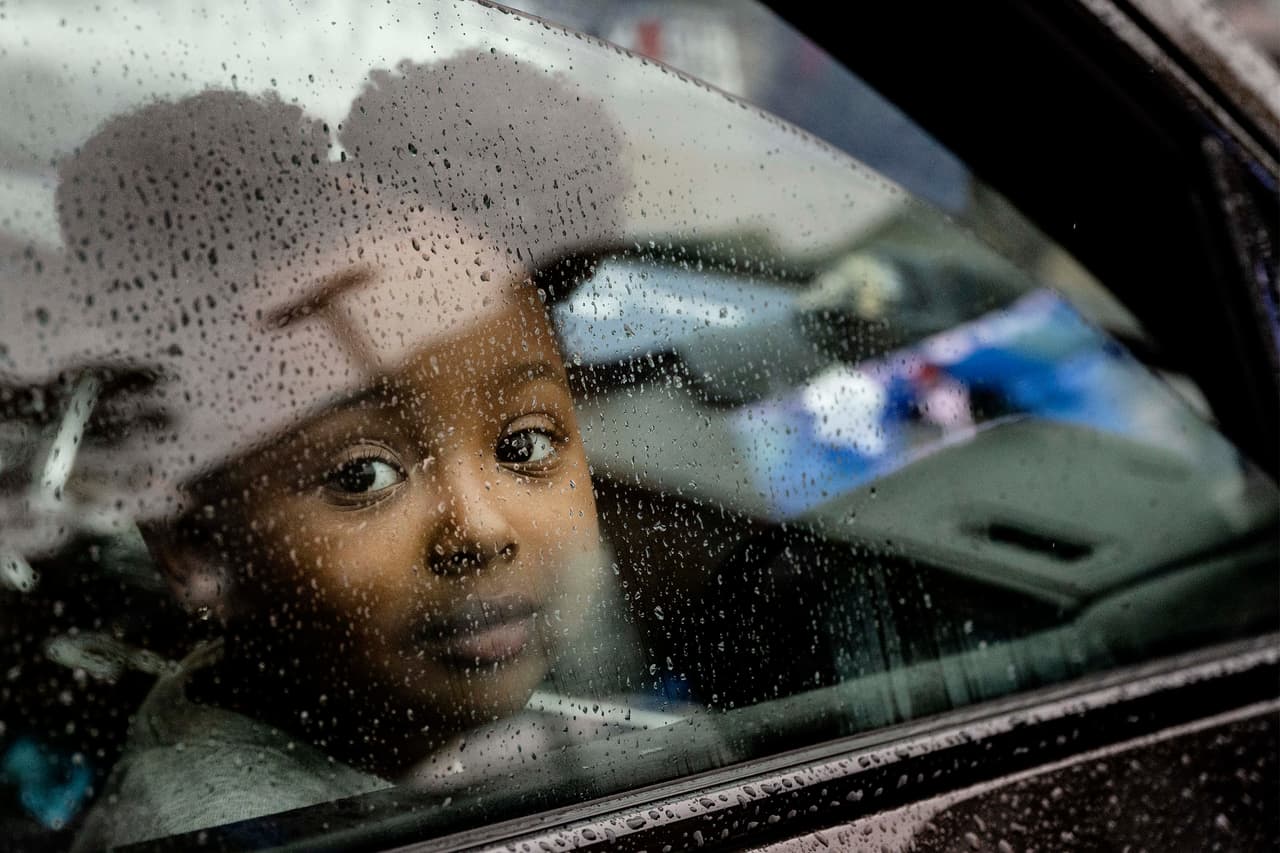 <b>No lo dejes en el carro:</b> si vas a la gasolinera y tienes que ir a pagar, lleva a tu hijo contigo. Ya sea que la ventana esté abierta o hayas tenido el aire acondicionado encendido, recuerda que los niños, especialmente los bebés, se calienten tres o cinco veces más rápido que cualquier adulto.
