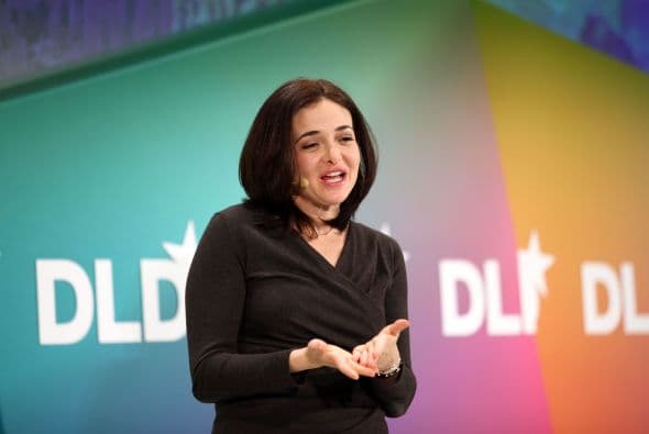 La jefa de operaciones, Sheryl Sandberg, un ex alto ejecutivo de Google captado por Facebook en 2008, ganó $30.8735 millones el año pasado (casi $30.5 millones de ellos en adjudicaciones de acciones).