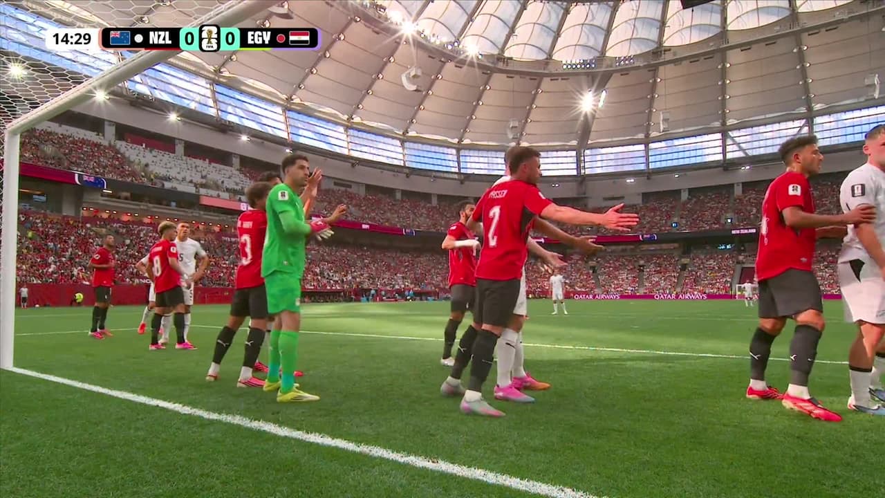 ¡GOL!  anota para Nueva Zelanda. Finn Surman