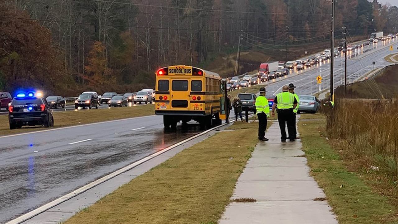 Atropellan a hispano y dos niñas que iban a abordar autobús escolar en Forsyth