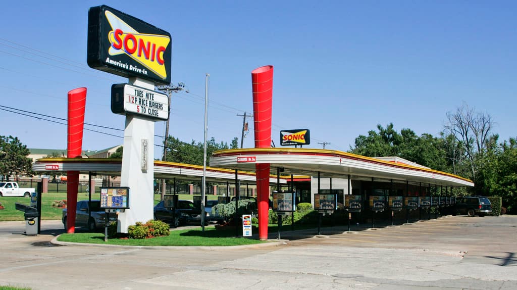 <b>Sonic:</b> Drive-in de comida rápida con hamburguesas y batidos.
<br>