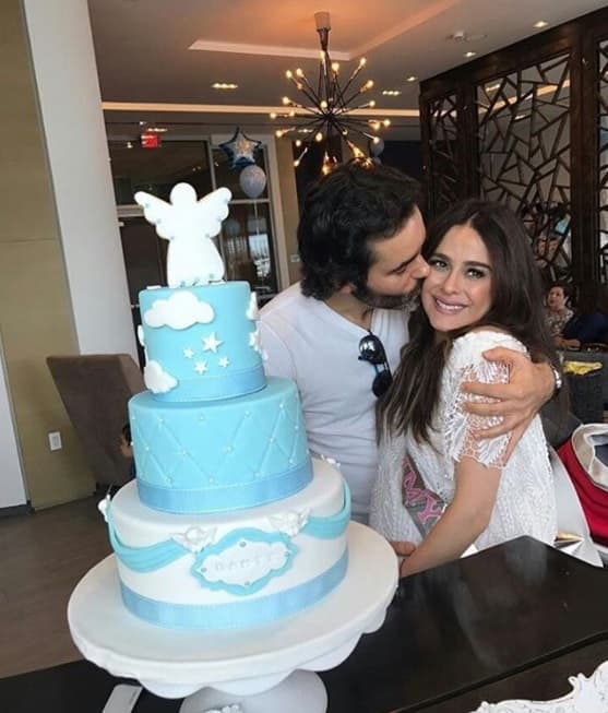 La pareja planea casarse luego de que nazca el bebé. Sabemos que él es un periodista mexicano y su nombre aún no ha trascendido.