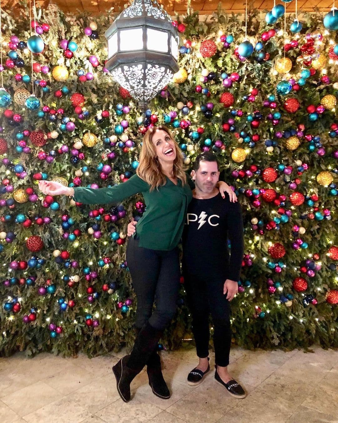 El artista floral de Lili Estefan, Dariel Hernández, compartió en Instagram lo que parece una pared de la casa de Lili Estefan adornada con motivos de Navidad.
