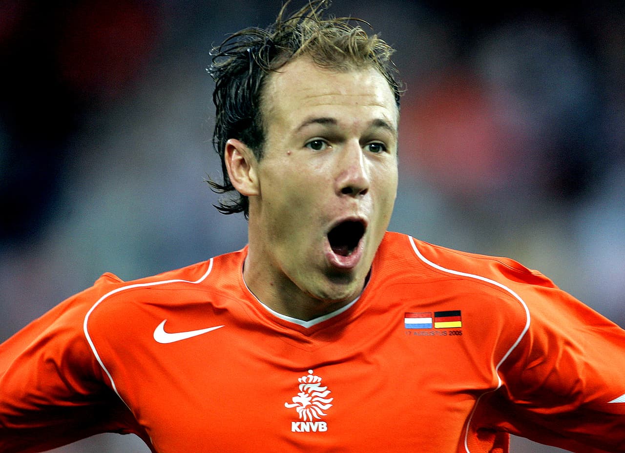 Si no hubiera jugado al futbol, Arjen Robben hubiera sido , maestro de escuela o profesor de educación física.