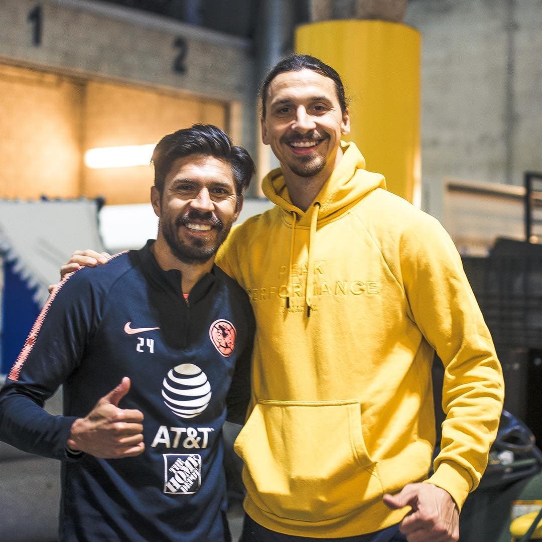 ¡Como si fueran niños! Jugadores del América le piden foto a Zlatan Ibrahimovic