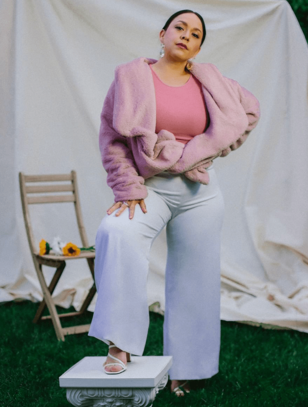 En ropa formal, accesorios y maquillaje, predominan los colores pastel que rompen el estereotipo en el que debíamos usar colores como el negro, azul o gris. Esto no quiere decir que no podamos usarlo en el diario, pero si es recomendable seguir la misma gama de tonos pastel.