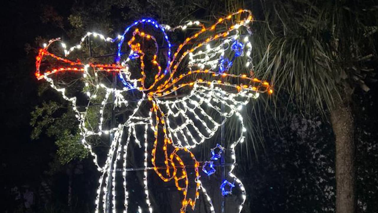 Tiene más de dos millones de luces y escenas navideñas ambientadas con música de la temporada de fiestas.