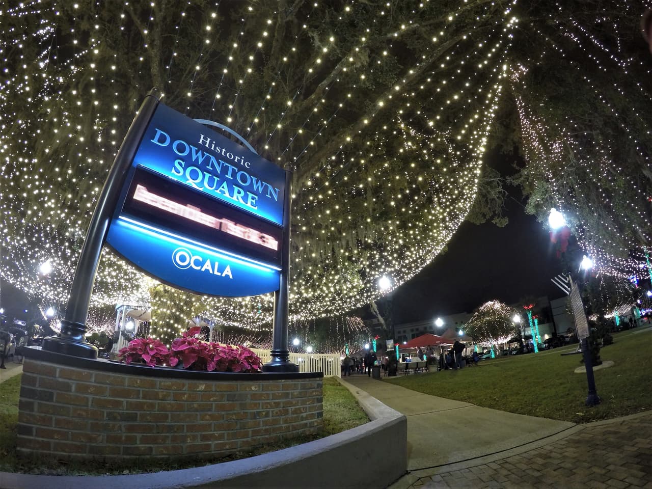 <h3 class="cms-H3-H3"><b>Condado Marion</b></h3>
<br>
<br>
<b>Light Up Ocala</b>
<br>
<b>Fecha:</b> 18 de noviembre
<br>
<b>Lugar:</b> Downtown Square Ocala
<br>
<b>Sitio web</b>: 
<a href="https://www.ocalamarion.com/events/light-up-ocala1/">https://www.ocalamarion.com/events/light-up-ocala1/</a> 
<br>
<br>El evento tendrá más de 100 vendedores de artesanías, arte y muchas opciones de comida para elegir. Habrá también entretenimiento en vivo que llenará el aire con sonidos festivos y una zona infantil interactiva para mantener entretenida a toda la familia. Tampoco querrás perderte el desfile navideño de Junior Sunshine con una aparición especial de Santa.