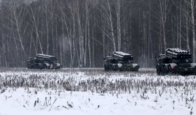 Así son los sistemas de lanzamientos de misiles autopropulsados BM-27 Uragan (9P140) que se han visto ya en las maniobras conjuntas de Rusia y Bielorrusia,
<b>el último escalón en la subida constante de tensión </b>ante una posible invasión de Ucrania y la guerra.