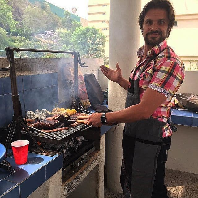 Hasta les demuestra que es un excelente cocinero. ¡Mark tiene muchas cualidades!