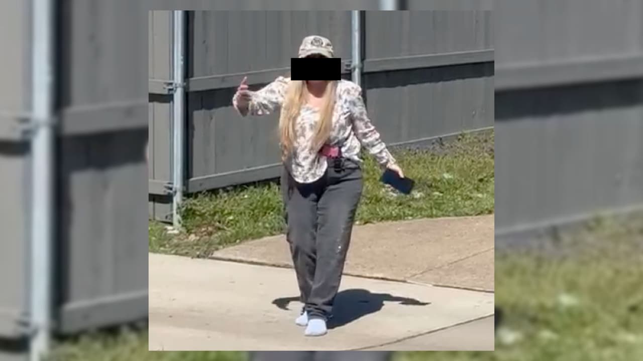 “Dijo que me iba a disparar”: madre hispana acusa a vecina de ataques racistas; la amenaza con llamar a ICE