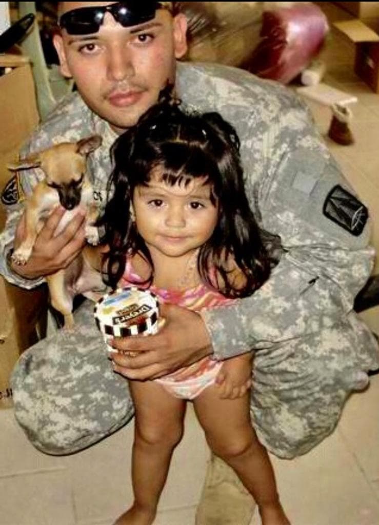Ramos aquí con su hija cuando estaba en las fuerzas armadas.