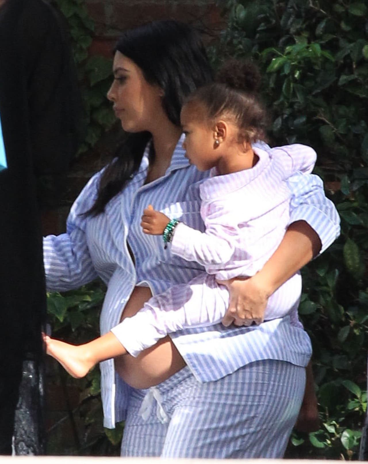 OMG! Kim dejó ver su pancita al llevar desabotonada parte de su pijama.