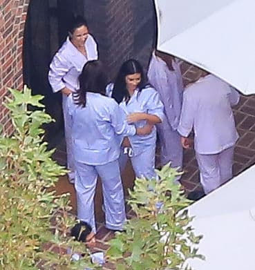 Dejó que las invitadas la tocaran.