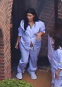 Kim llevó su barriguita al aire.