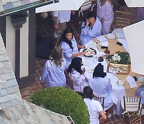 En su mesa estuvo acompañada por sus hermanas.