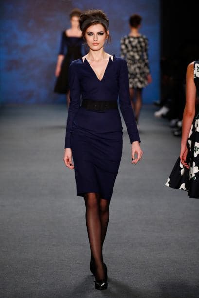 Si tu cuerpo tiene un tronco corto, entonces utiliza un color similar al vestido o blusa.