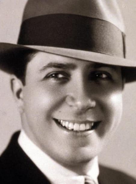 Murió el 24 de junio de 1935 cuando su avión se impactó cerca de Medellín, Colombia.