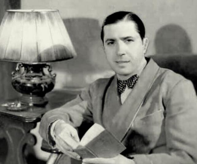 El avión se precipitó poco después de su ascenso, chocando con otro avión en la pista e incendiándose.