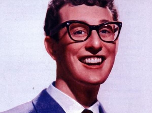 En ese mismo accidente murió el cantante de rock & roll Buddy Holly. Buddy fue inspiración de grandes bandas como Los Beatles y The Rolling Stones.