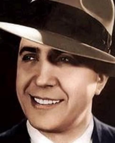 En ese entonces, Gardel estaba de gira por Sudamérica.