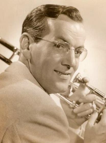 El 15 de diciembre de 1944 el avión militar en que viajaba el director de orquesta desapareció en un vuelo de Inglaterra a Francia.