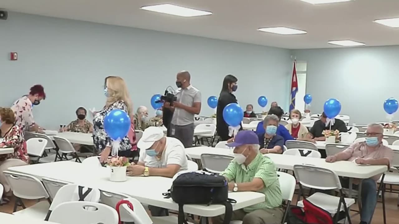 “Es muy emocionante”: Tras más de un año de cierre, reabren los comedores para adultos mayores en Hialeah