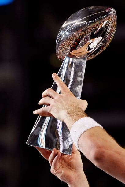 Los ocho equipos de la NFL que se disputan los dos pases para el Super Bowl, a realizarse el próximo 5 de febrero, no sólo se jugarán el físico en los campos de futbol, sino que tratarán de continuar ganando los millones de dólares que generan año con año tanto los equipos como los jugadores. Aquí te presentamos algunas valuaciones en “millones de dólares” que se rivalizarán desde el próximo sábado en los playoffs.