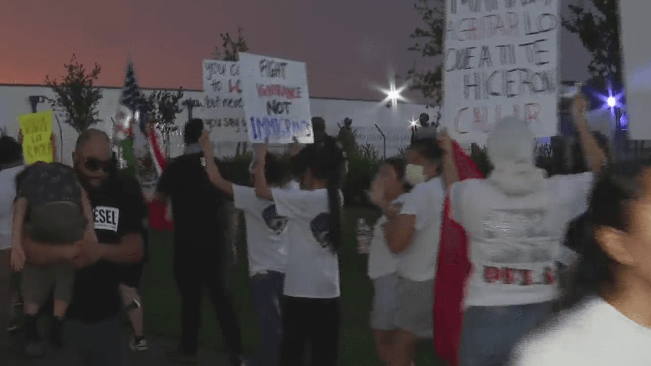 A pesar de que hubo lluvias en el día, la manifestación no terminó y la multitud estuvo protestando hasta que oscureció.