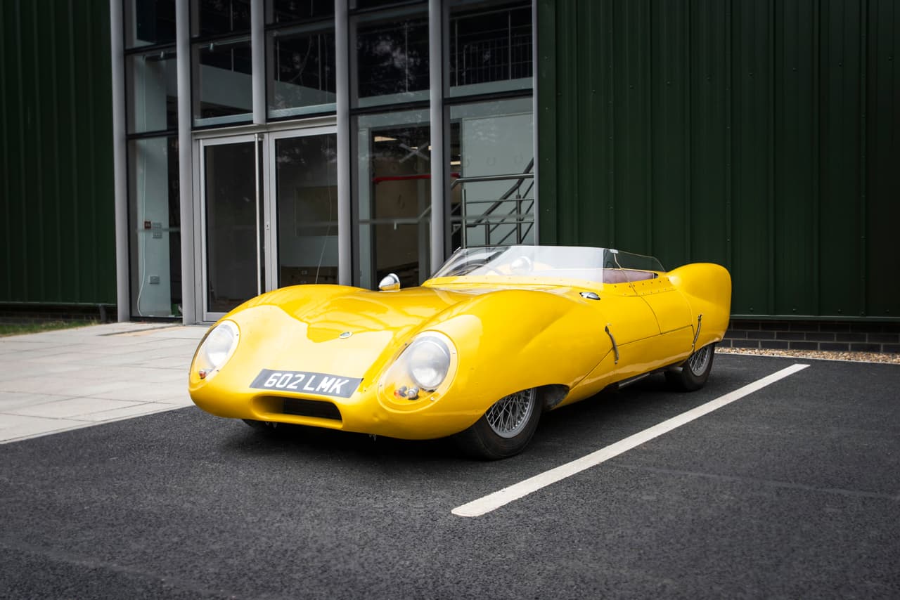 <b><u>Lotus Eleven (1956-1957)</u></b>
<br>Inicialmente llamado oficialmente como Lotus Mark 11, Chaman decidió elimino ‘Mark’ del nombre después de observar popularidad por el nombre “Lotus 11” por la prensa. Además, los primeros Lotus usaban números romanos en sus nombres, por lo que “11” podría crear confusión, por ello decidió reemplazar letras por números en su nombre. La ‘E’ de Eleven permanece hasta el día de hoy para catalogar los carros para la calle.