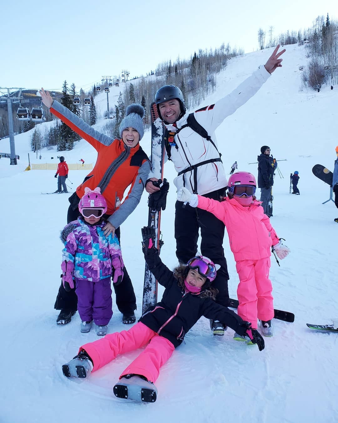 Mientras mamá, papá y las tres pequeñas se deslizan por las montañas de Vail, las mellizas se tomaron un descanso.