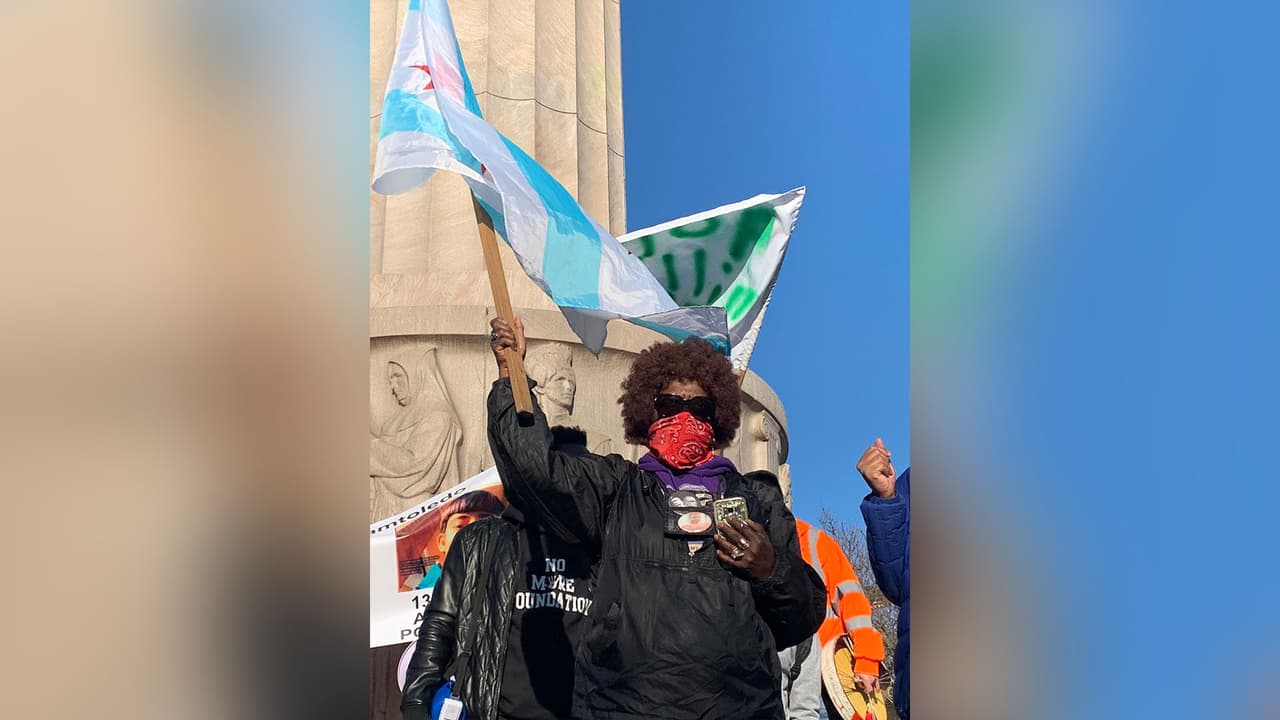 Una hora después de que se publicara el material, la abogada de la familia Toledo, Adeena Weiss Ortiz, aseguró que "si se dispara a un niño desarmado con las manos en el aire, 
<a href="https://www.univision.com/local/chicago-wgbo/es-un-asesinato-de-un-menor-de-edad-abogada-de-la-familia-de-adam-toledo-que-murio-a-manos-de-un-policia-video">es un asesinato</a>". Los abogados de la familia, Weiss Ortiz y Joel Hirschhorn, dijeron que ver los videos fue "extremadamente difícil y desgarrador para todos los presentes y especialmente para la familia de Adam". La madre, el padre, el hermano, la hermana y el abuelo de Toledo han visto los videos.