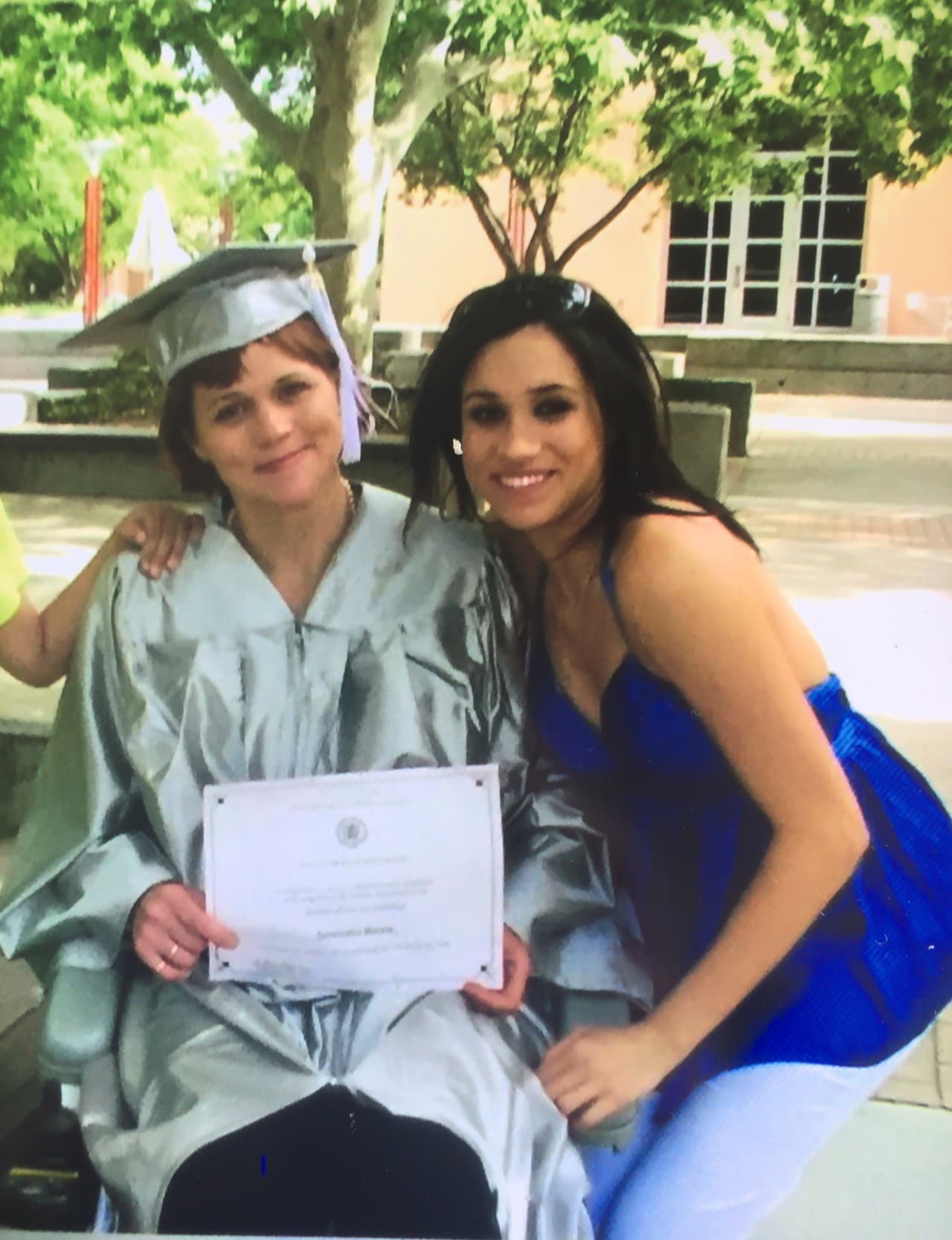 <b><a href="https://www.univision.com/famosos/herencia-archie-meghan-markle-harry-postal-navidena-2020-fotos">La familia de Meghan Markle</a></b> vuelve a ser centro de atención. En las pasadas horas salió a la luz que Samantha, la hermana mayor de la duquesa de Sussex, realizó una denuncia policiaca por violencia doméstica.
<br>