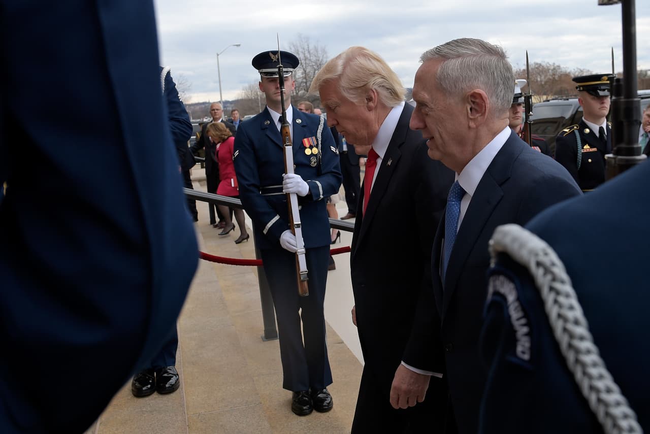 El presidente Donald Trump y el secretario de Defensa James Mattis ingresan al Pentágono, el viernes 27 de enero de 2017. (AP Foto/Susan Walsh)