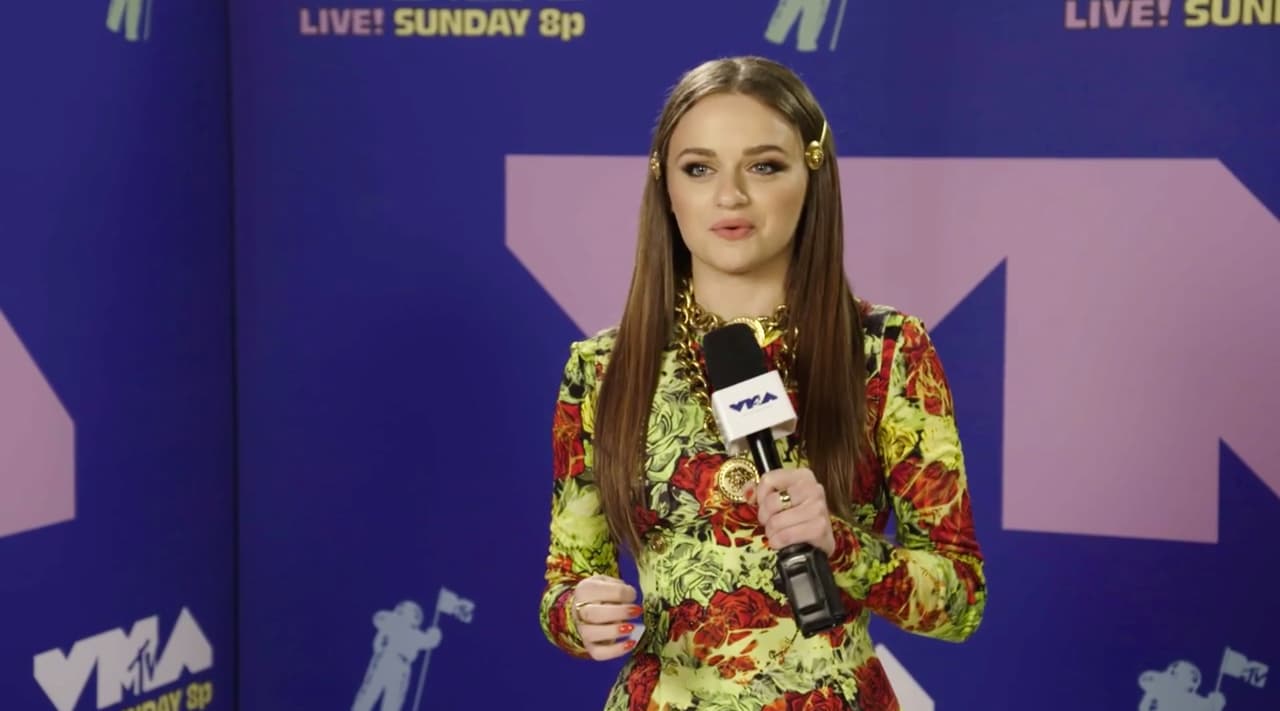 <b>Joey King</b> lució esta pieza floral con reminiscencias a la década de 1960.