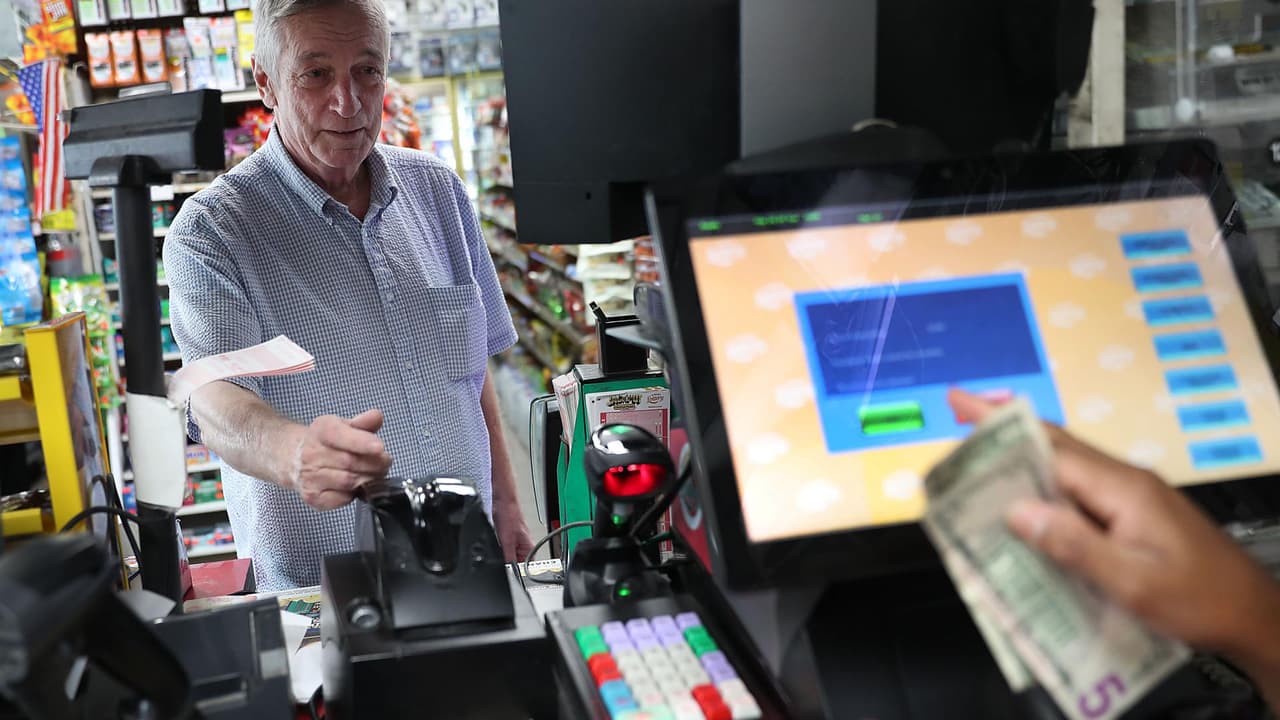 El sorteo de este miércoles del premio mayor de Powerball no tuvo ganadores. Te presentamos cinco datos para entender por qué Powerball se ha vuelto tan popular en EEUU. Sigue las últimas noticias en 
<a href="https://www.univision.com/noticias" target="_blank">Univision</a>.