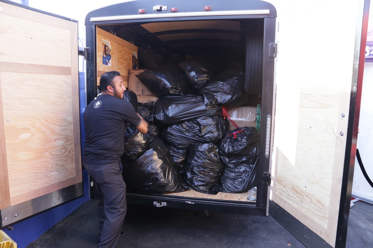 Por lo que llegó junto a camiones cargados de mochilas, para todos las familias que se dieron cita en Mi Lindo Nayarit.