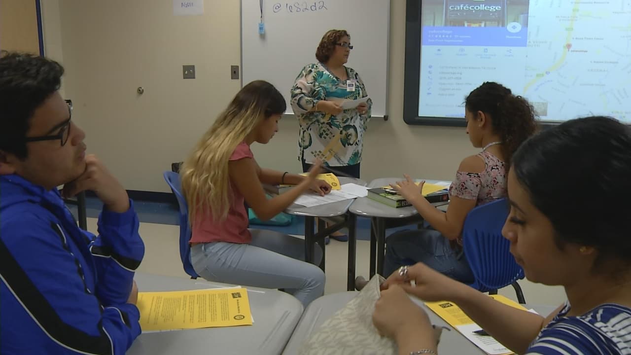 FAFSA es muy importante para Cassandra, porque el ingreso de su mamá no alcanza para pagar sus estudios.