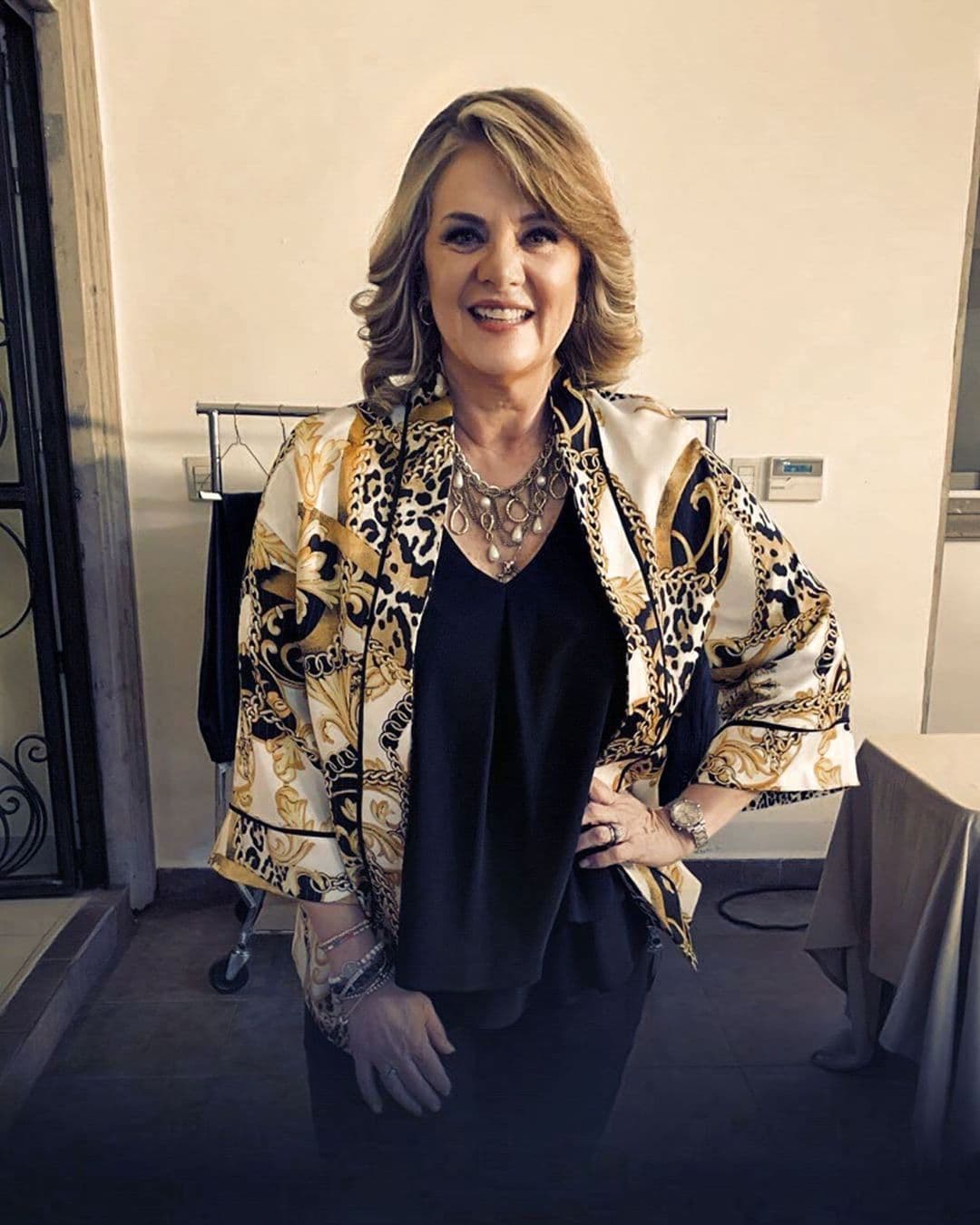 En pleno concierto vio a un músico que conocía porque trabajó con su ex Oscar Athié, por lo que alzó la mano para saludarlo, fue así que Luis Miguel se percató de su presencia: "Ya me vio, ya me vio, entonces yo ya me di por servida, ya me cantó la del bikini azul a mí, yo era la más feliz", recordó Buenfil. 
<br>