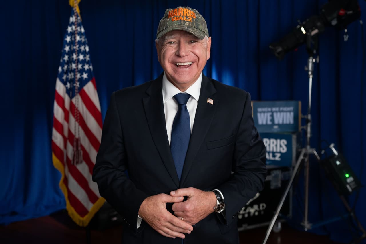 De la gorra de camuflaje de Tim Walz a las playeras de Kamala Harris: productos de la campaña demócrata que se han convertido en sensaciones virales