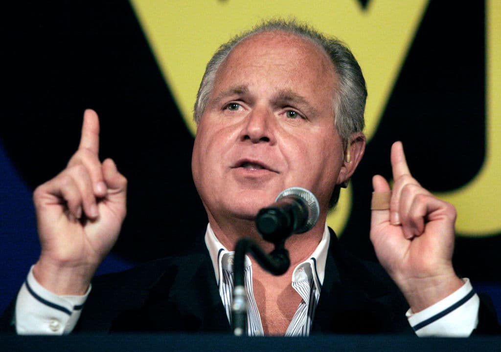 El presentador de radio y comentarista conservador Rush Limbaugh habla en el evento 'Una Noche con Rush Limbaugh' el 3 de mayo de 2007 en Novi, Michigan.