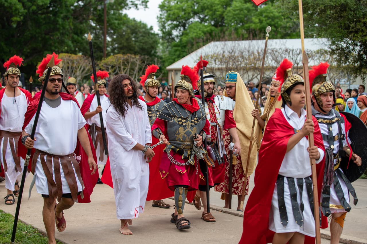 En East Dallas se revivió la pasión de Cristo con un viacrucis este Viernes Santo, protagonizado por miembros de la iglesia San Bernardo de Claraval. Ellos hicieron el recorrido por East Dallas representanto el tradicional viacrucis, que se sigue más en Latinoamérica, España y Filipinas.