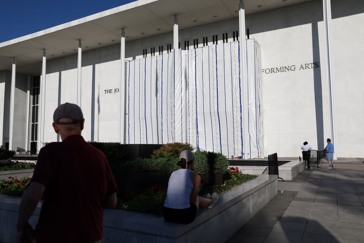La pared del Centro John F. Kennedy para las Artes Escénicas está cubierta con una lona después de que se retirara el nombre del presidente Donald Trump.