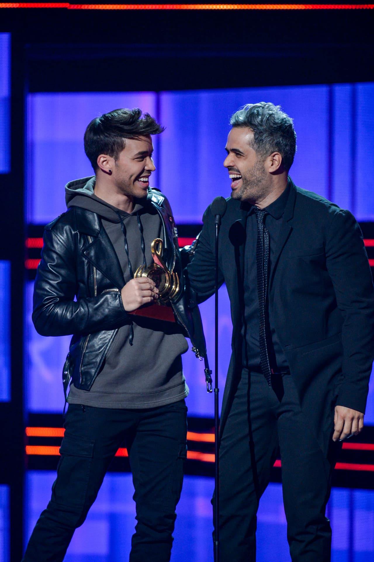 El gran momento le llegó a Prince Royce, cuando recibió su premio a Álbum Tropical del Año.