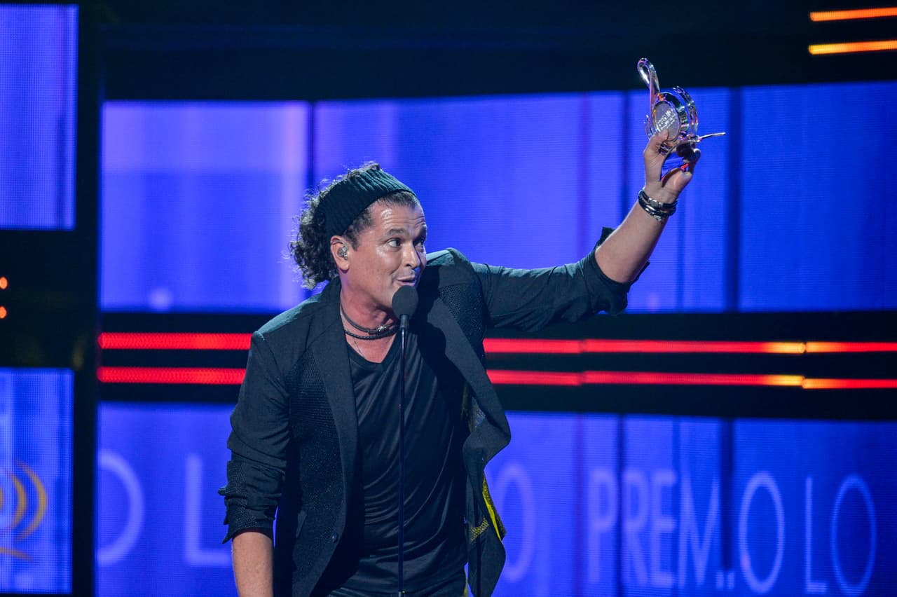 El cantautor colombiano agradeció al público por todo el apoyo y alzó su trofeo por todo lo alto.