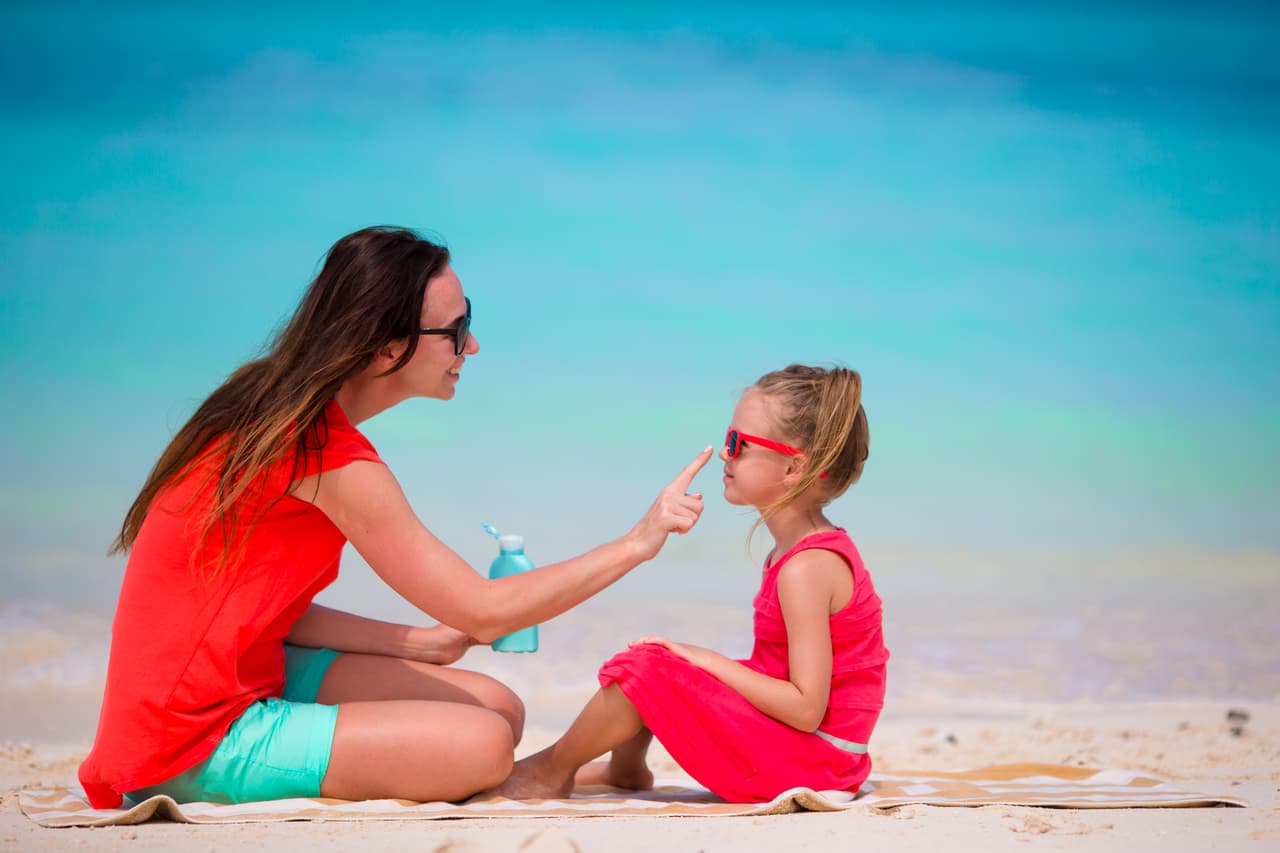 Protección solar. Un niño jamás debe permanecer al sol sin un bloqueador, protector o filtro solar.