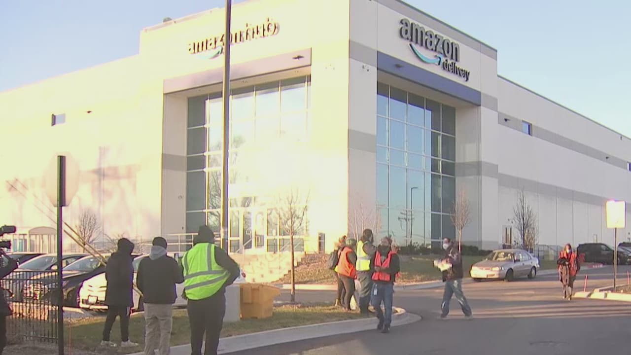 Empleados de Amazon en Chicago demandan mejores salarios y condiciones laborales