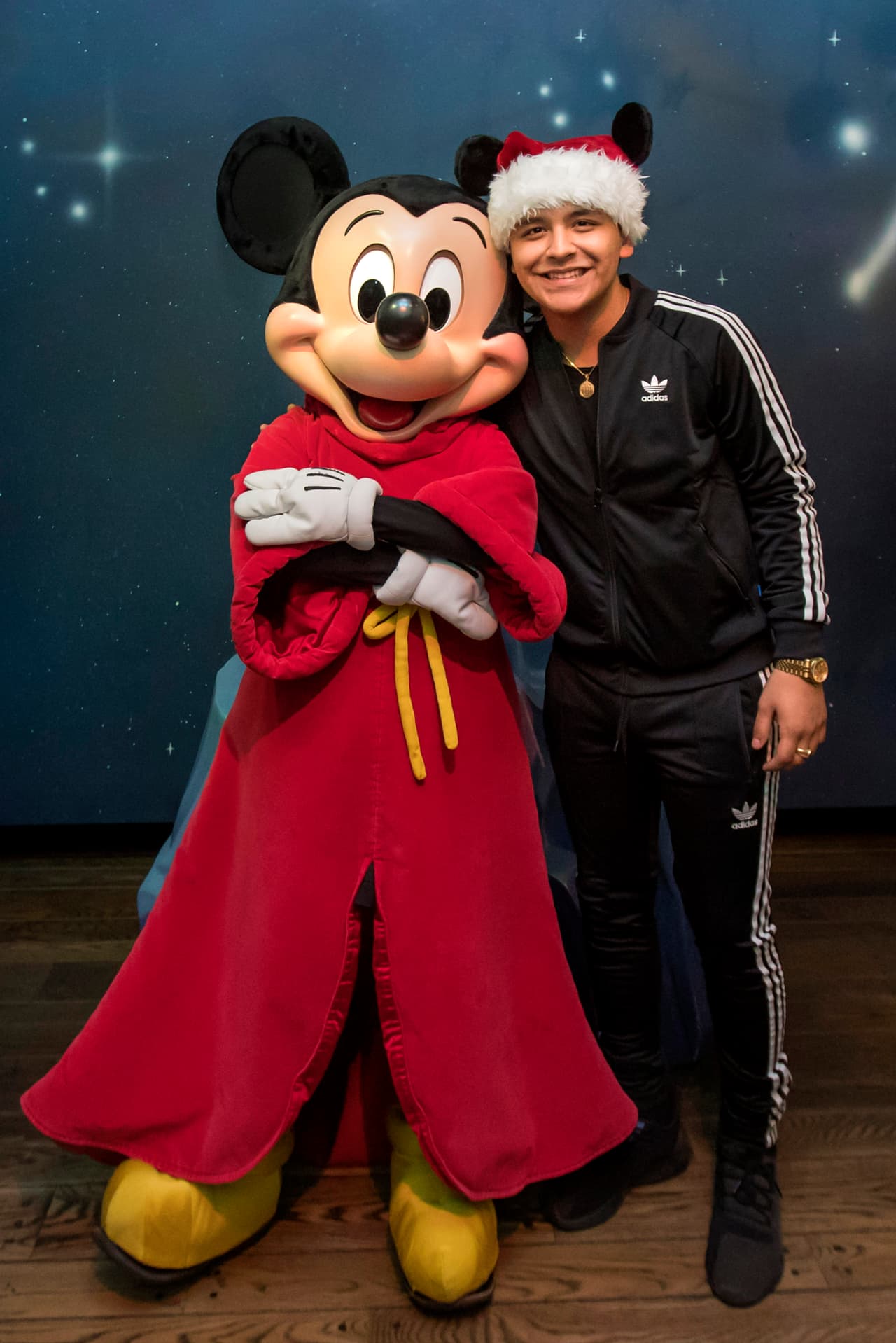 El joven cantante de regional mexicano confesó que ya conocía Disney, pero cuando lo hizo era muy pequeño y solo tiene vagos recuerdos de esa visita. Ahora ya mayor confesó que se divirtió muchísimo.