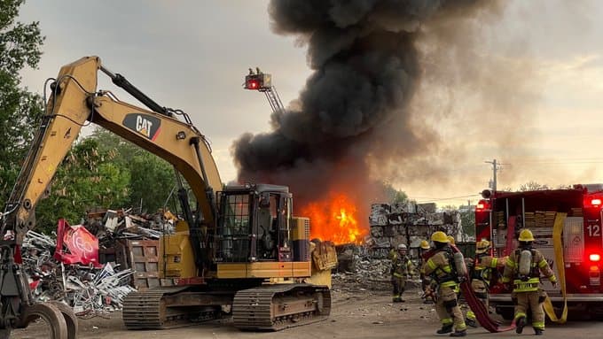 Bomberos de Tampa controlan incendio en depósito de basura; no hubo heridos