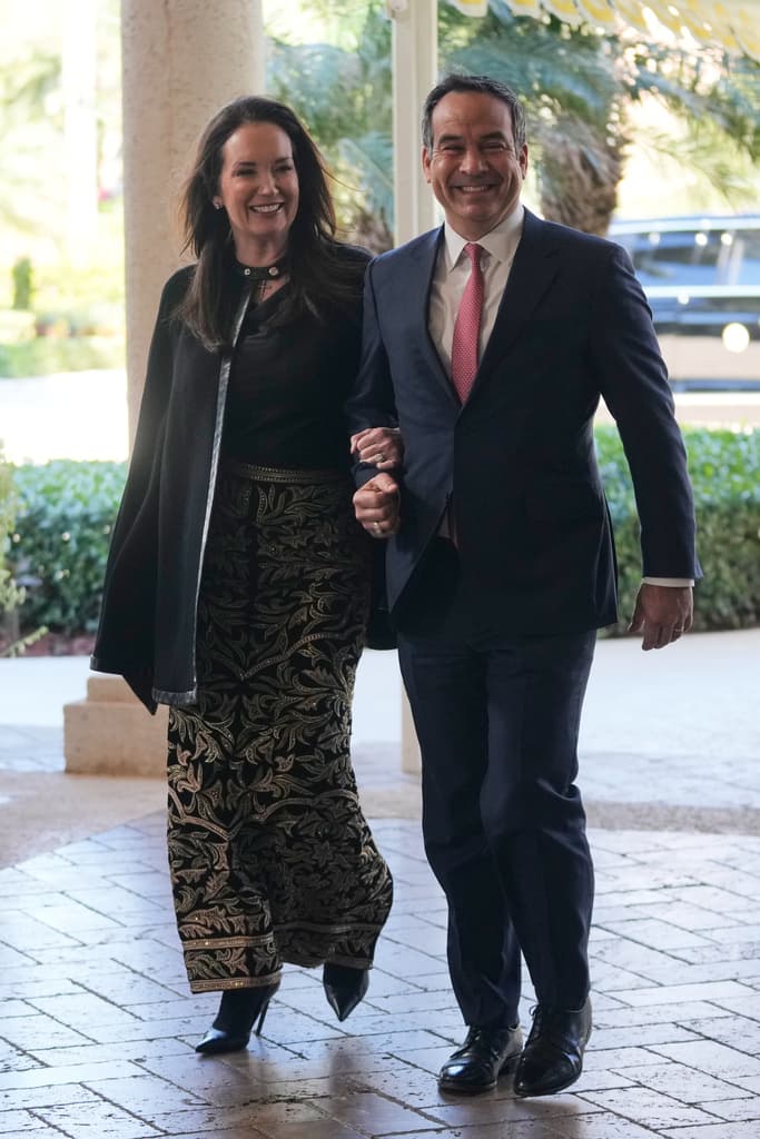 Entre los más sonrientes estuvieron la secretaria de Agricultura, Brooke Rollins, y su esposo Mark.